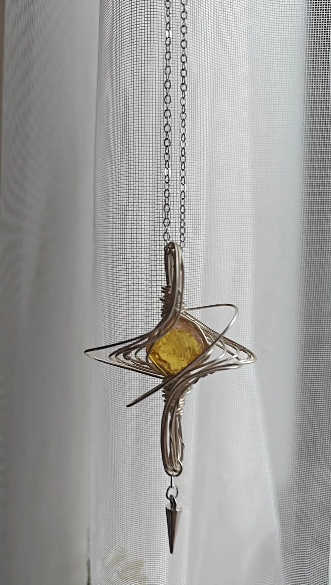 Collana con pendente in vetro giallo avvolto a filo