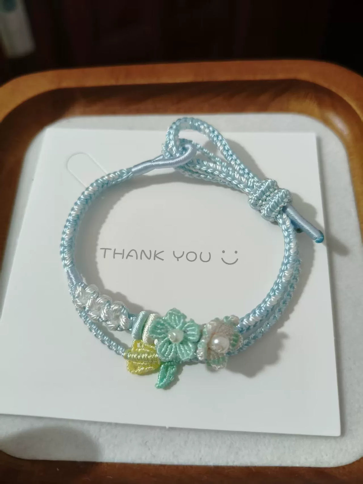 Pulseira Tecida Azul Claro com Pingentes de Flor
