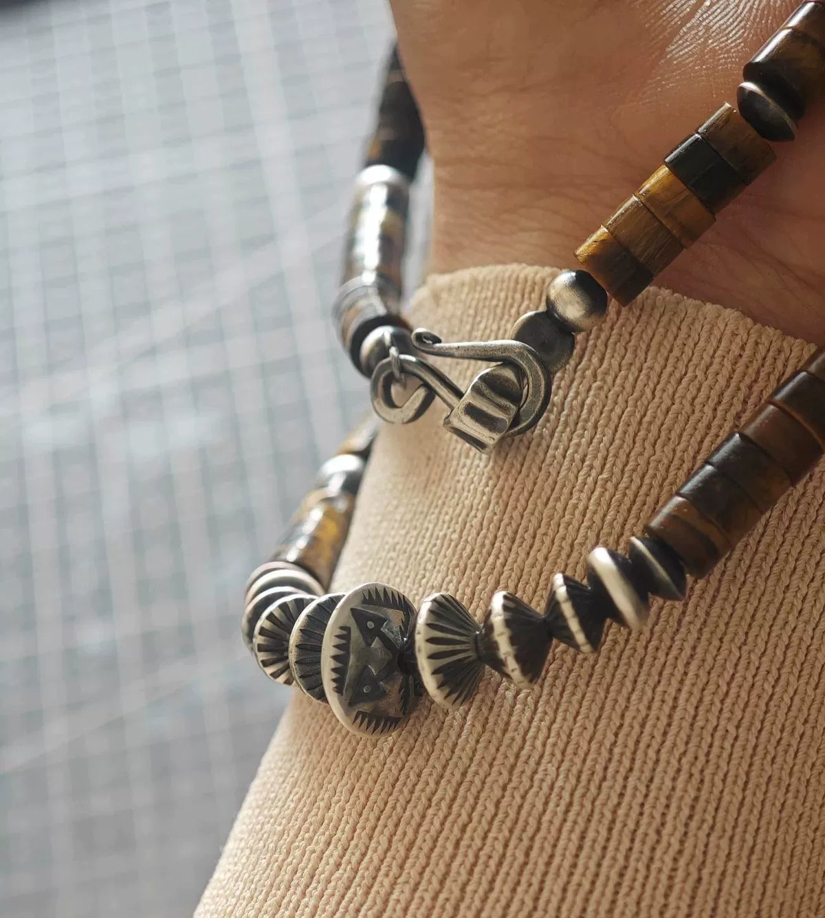 Handgjort halsband i 925 sterlvsilver med pärlor av ögonsten