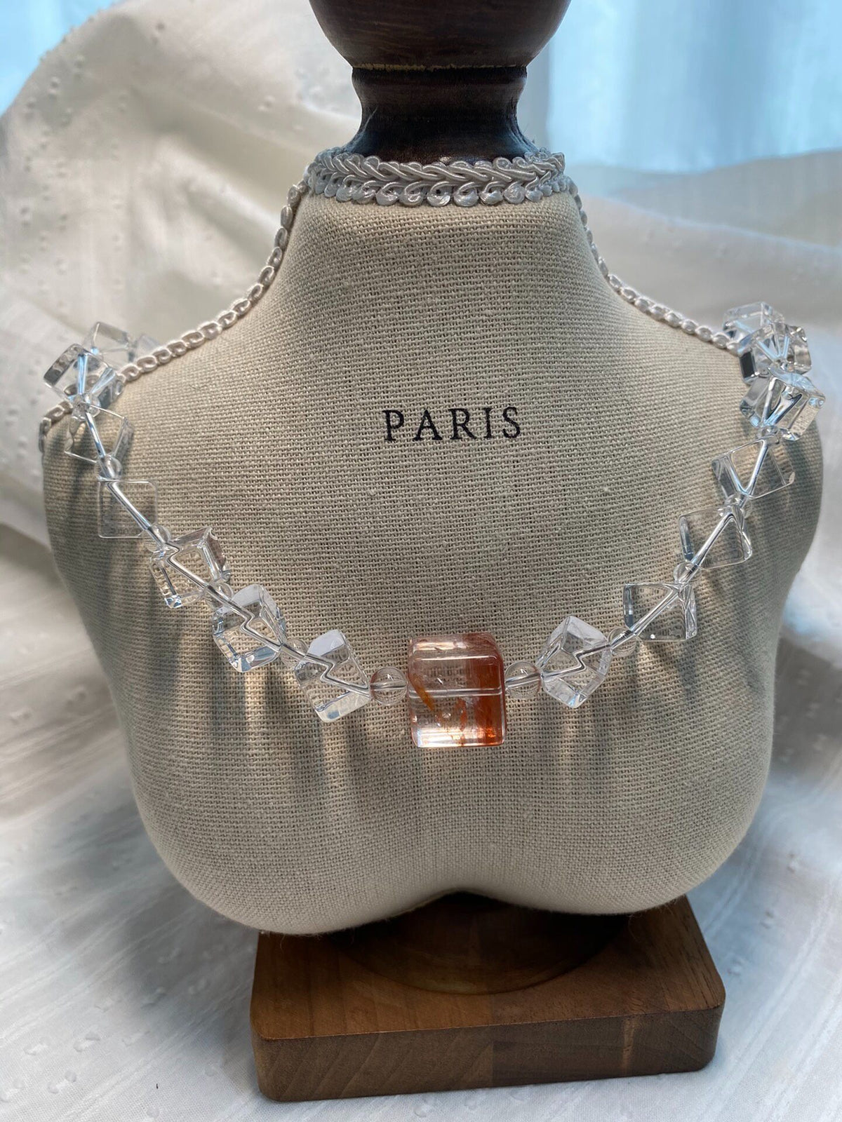 Collier de perles cubes en cristal blanc 16 mm