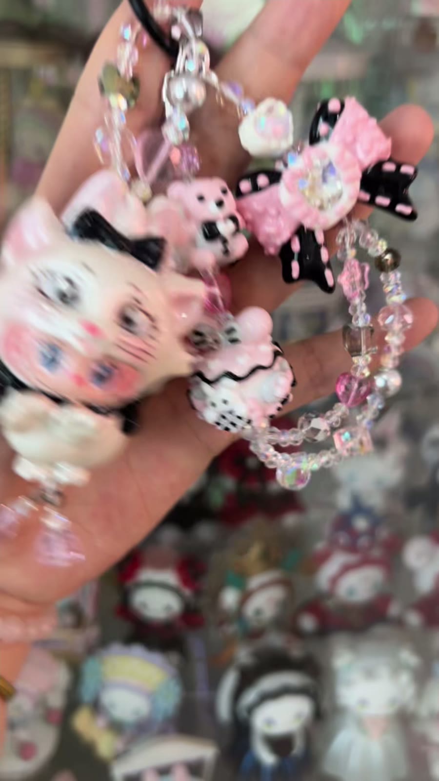 Pingente de Gato de Missçangas Pintado à Mano Preto e Rosa