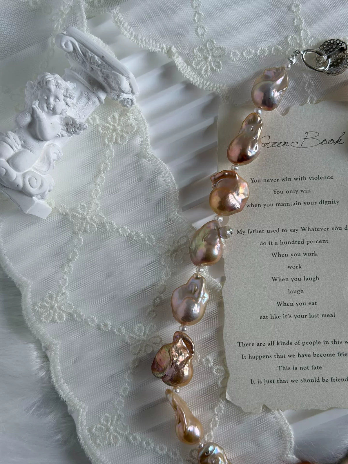 Collier de perles d'eau baroque or champagne irisé
