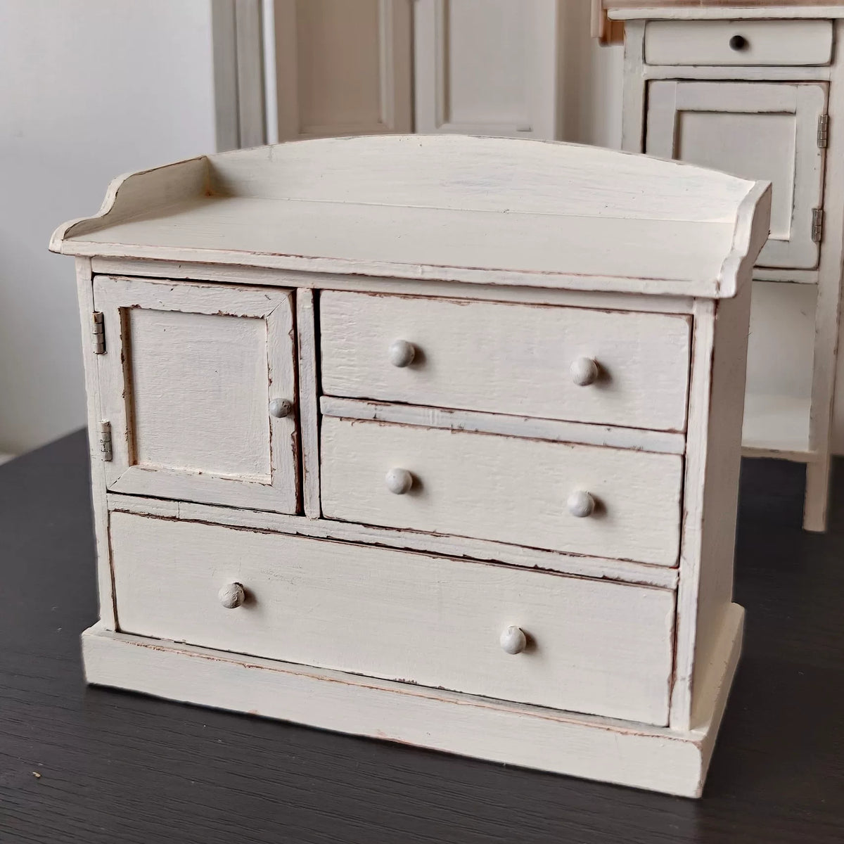 Miniatuur-kast voor poenhuis in distressed retro-wit