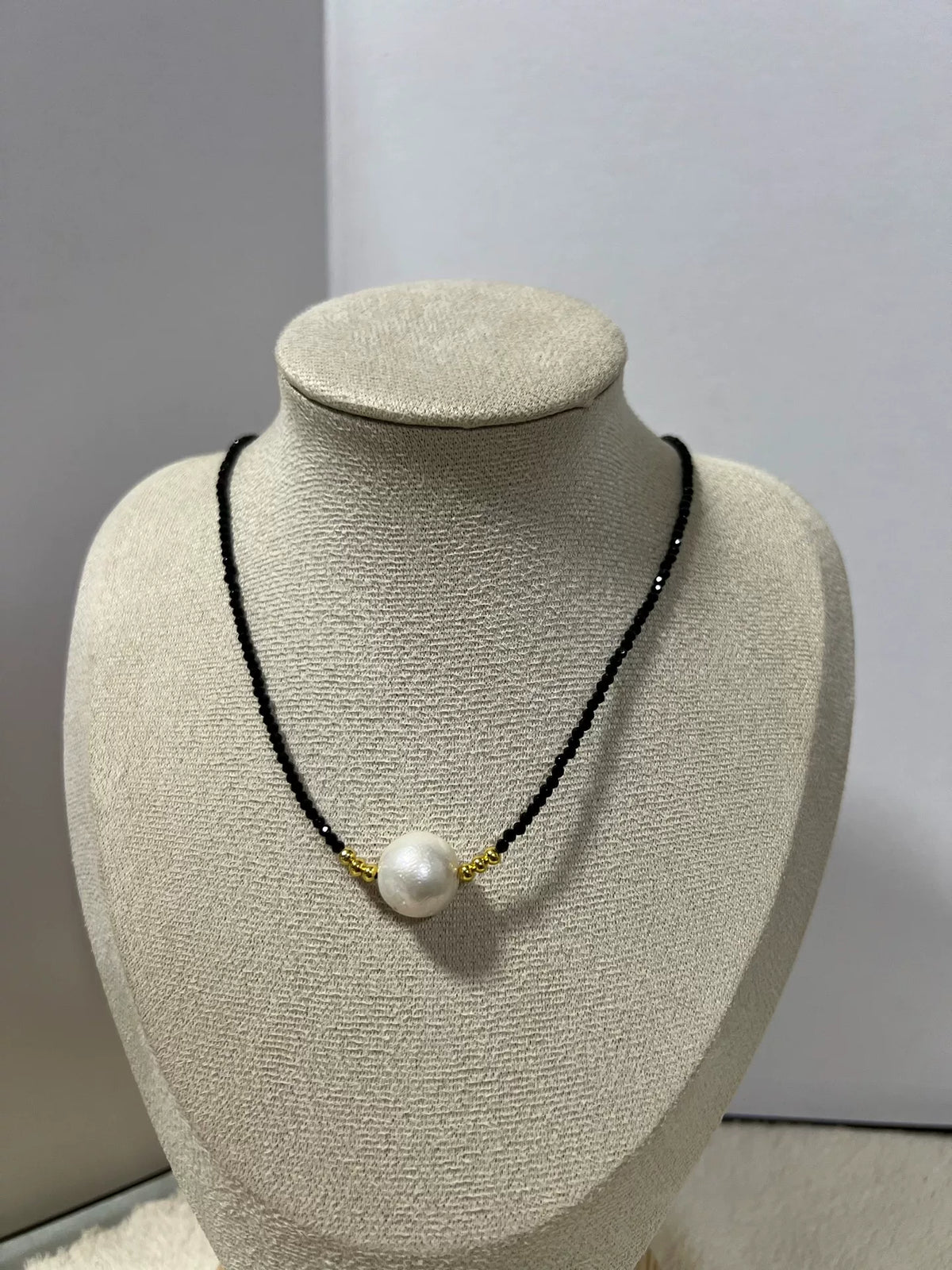 Collier superposé perles noires et perles blanches