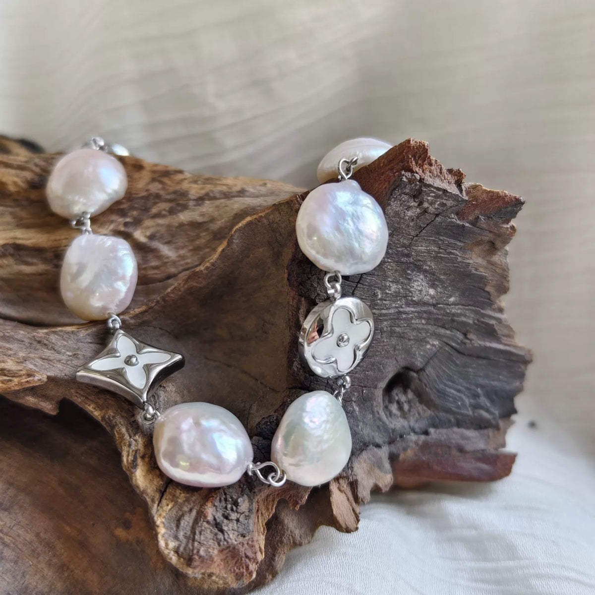Pulsera de perlas barrocas y acero de titanio