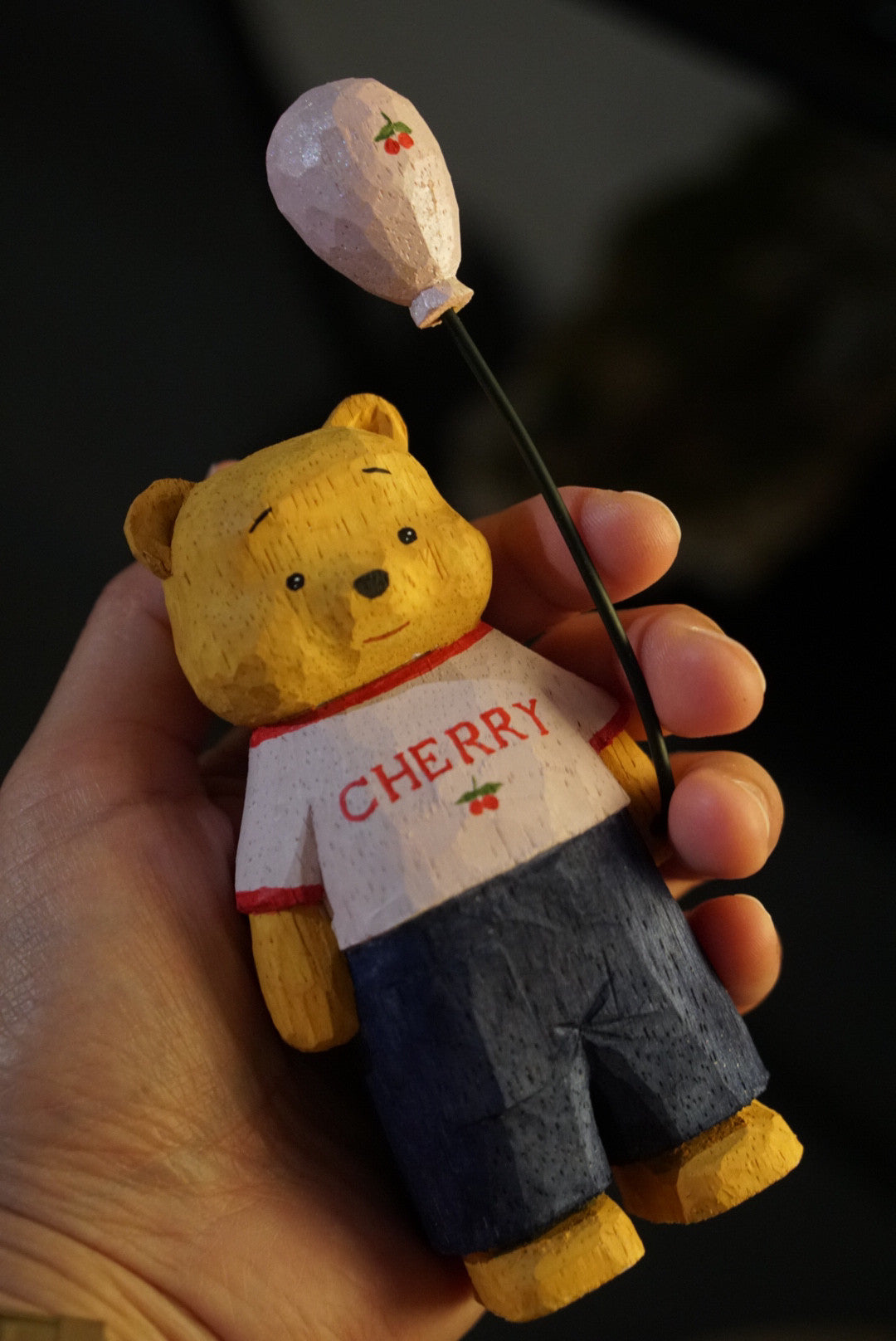 Handgeschnitzte Holzbär-Figur mit Ballon