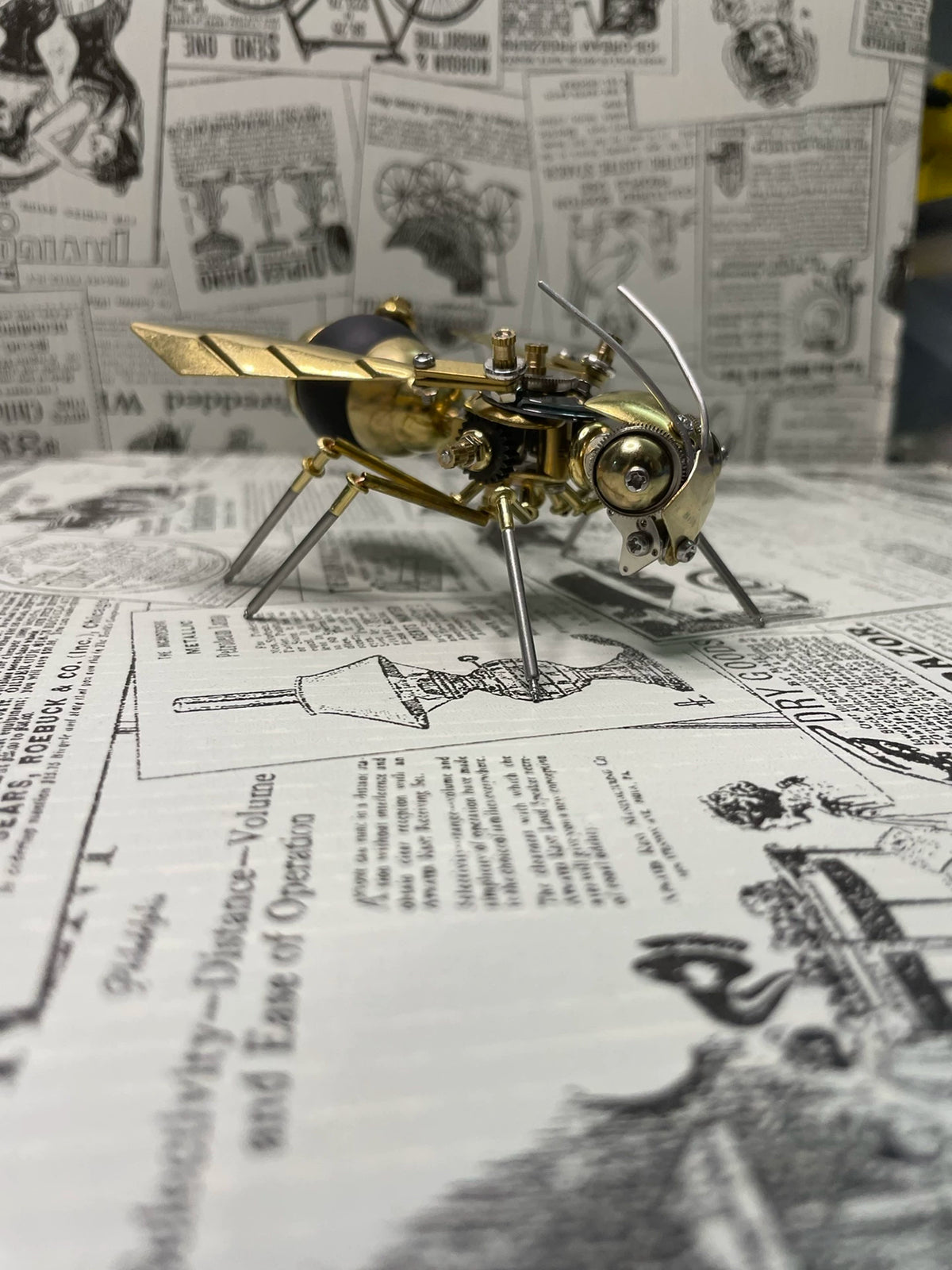 Mekanisk geting i steampunkmodell i mässing och metall