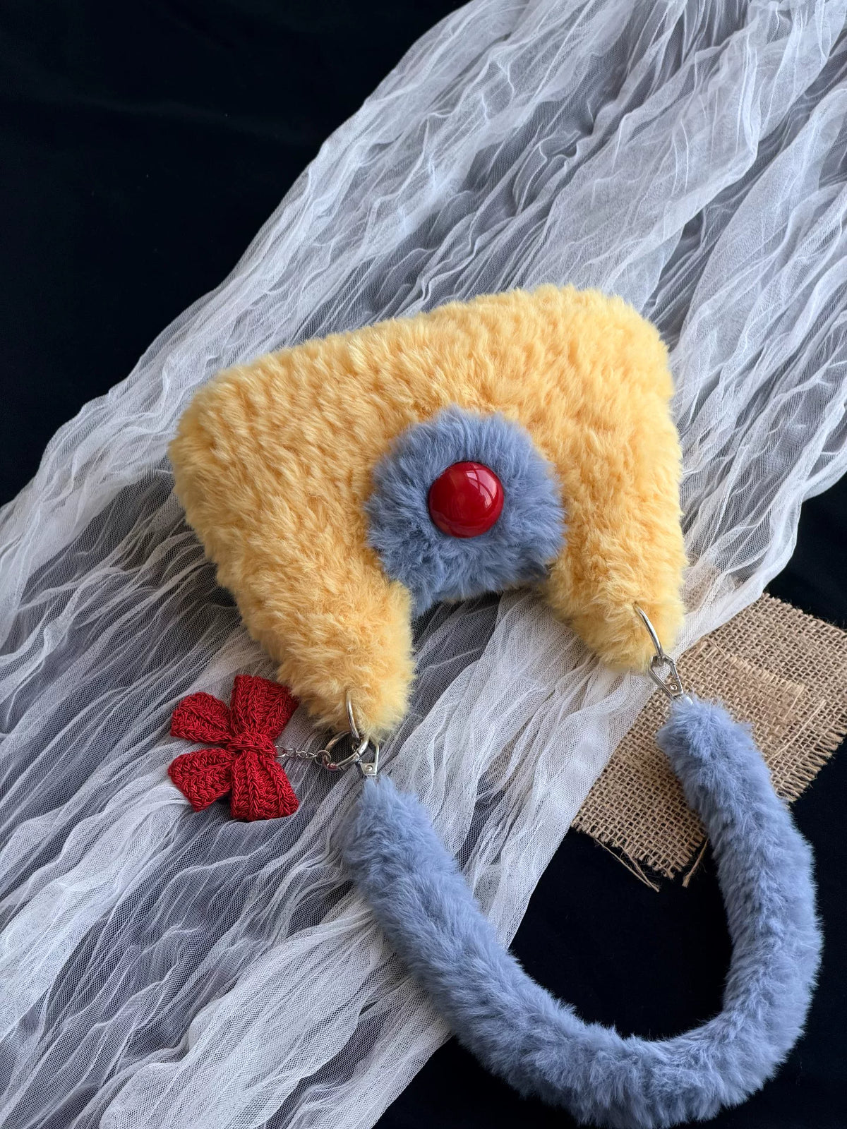 Handgehäkelte Tasche aus Plüschgarn mit blauem Riemen