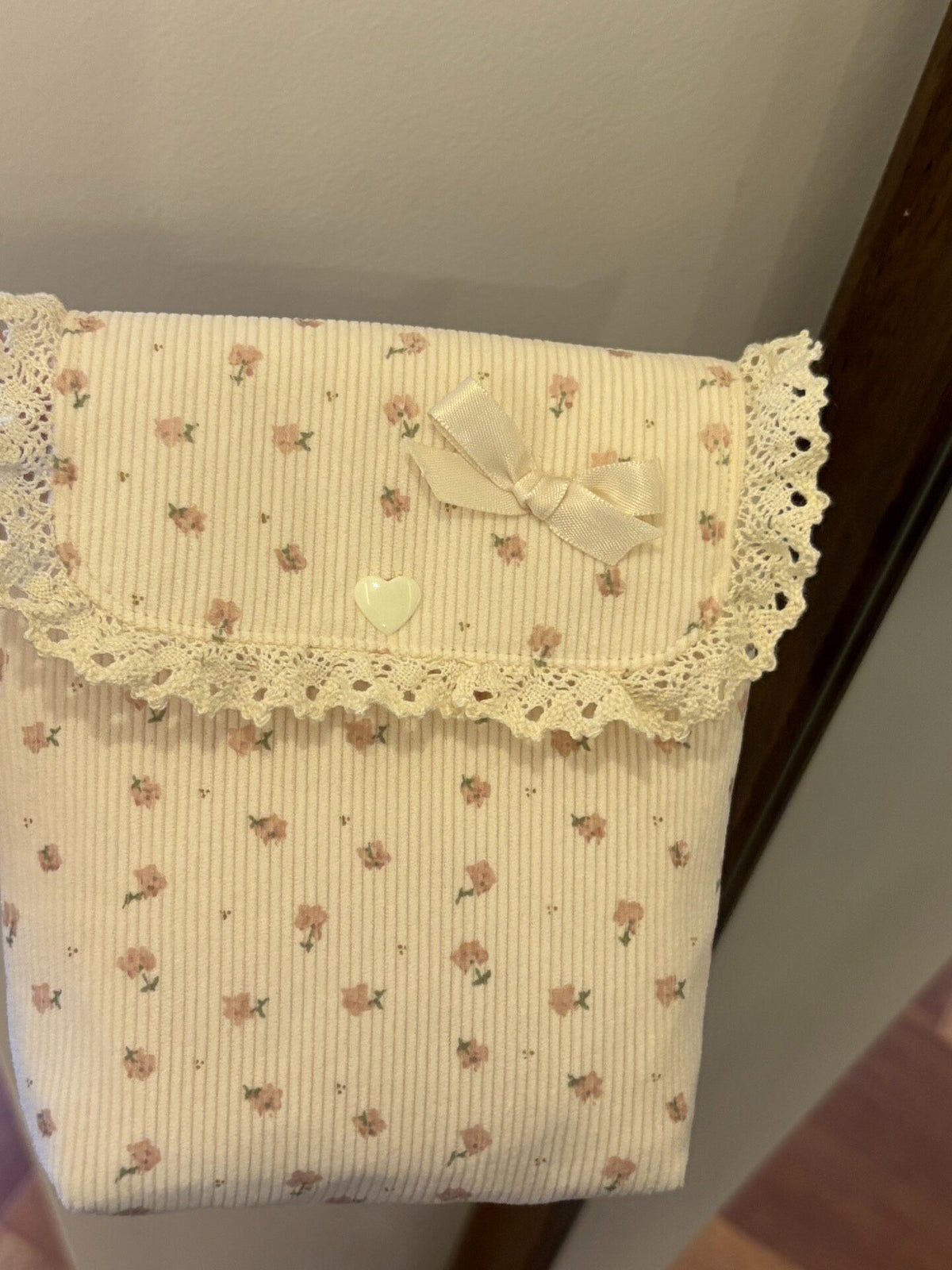 Handgefertigter Cord-Blumenbeutel mit Spitze