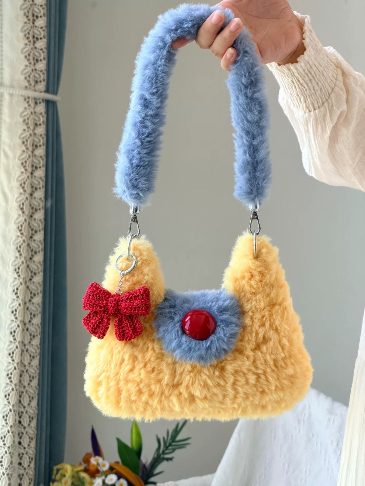 Handgehäkelte Tasche aus Plüschgarn mit blauem Riemen