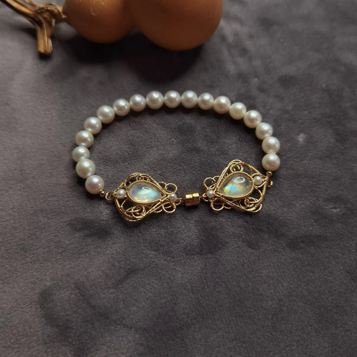 Pulsera de Piedra Luna y Perlas en Oro de 14k