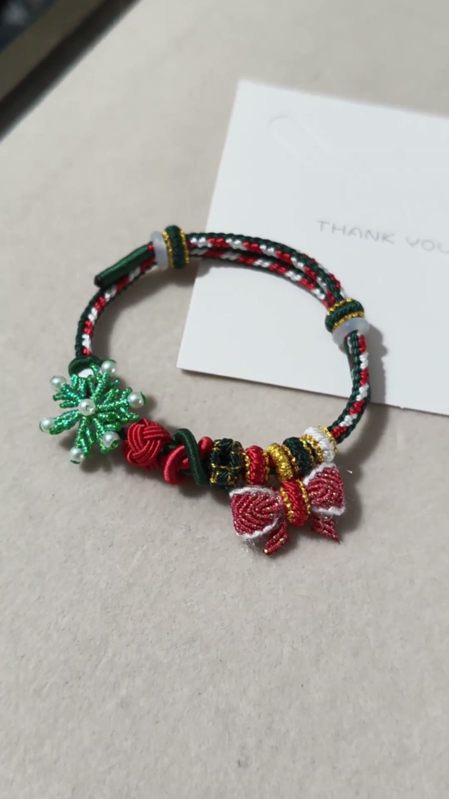 Bracelet de Noël tissé à la main flocon de neige et nœud rouge vert