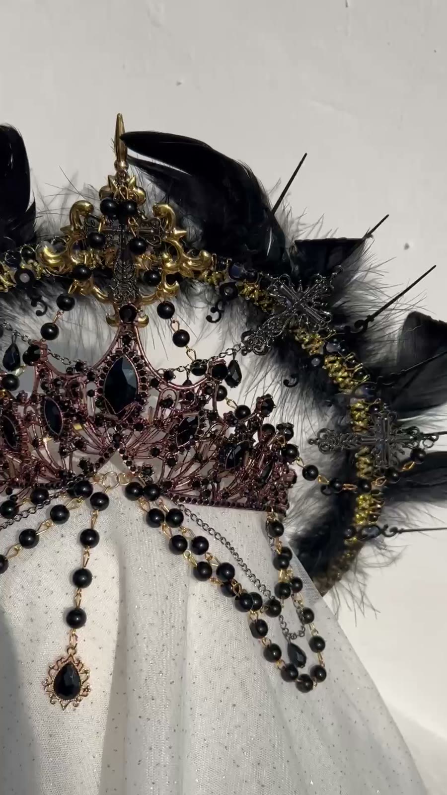Zwart-gouden Geerde Halo-kroon met Tiara