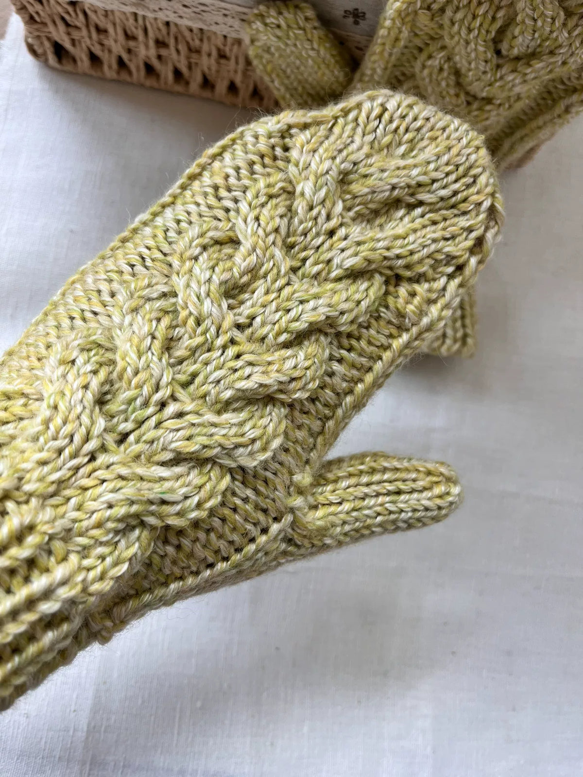 Handgestrickte Zopf-Handschuhe aus reiner Wolle