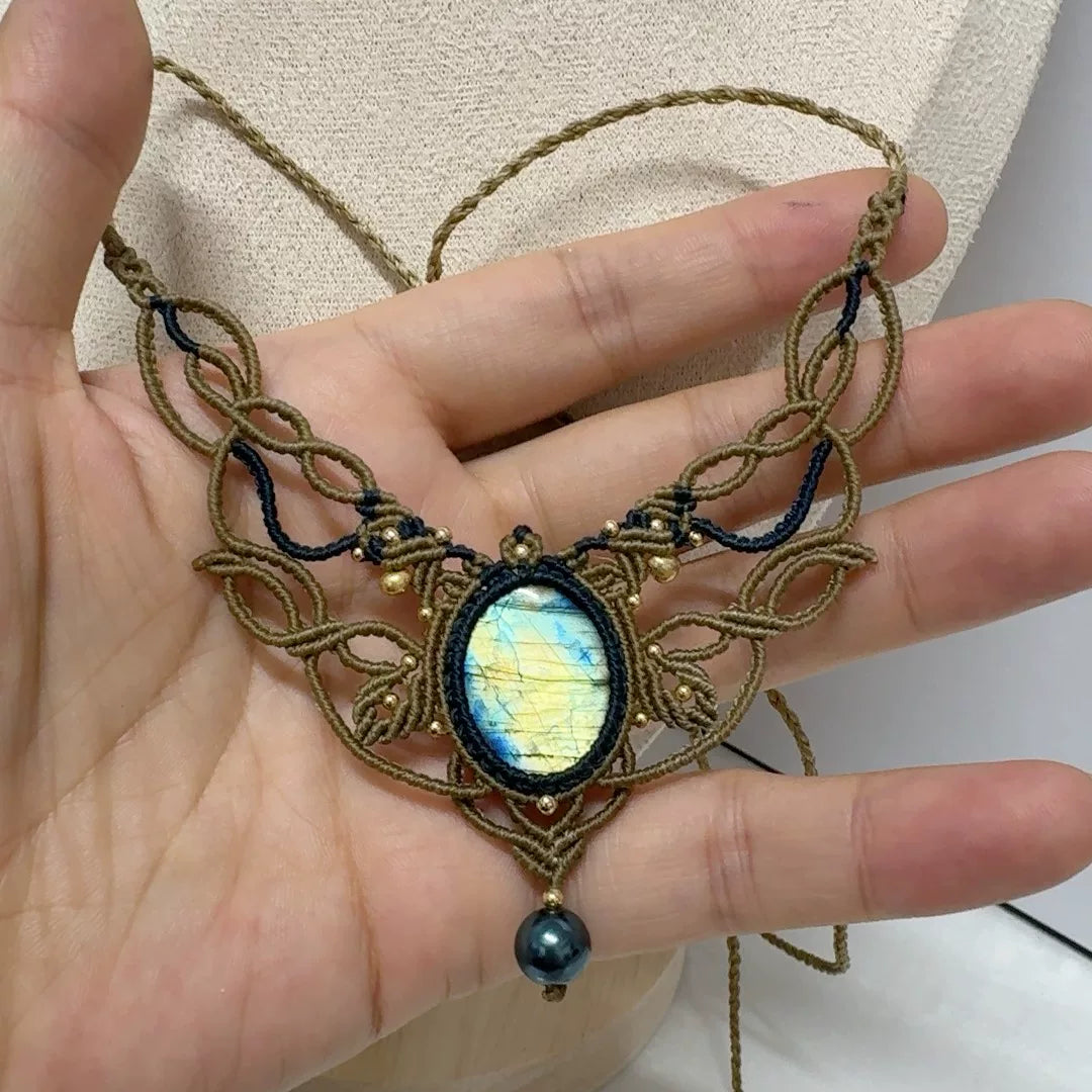 Colar de Macramé com Labradorite e Cordão Verde-Azeitona