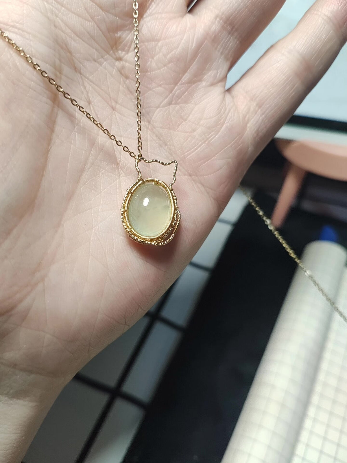 Colar com Pendente de Prehnite e Orelhas de Gato em Fio