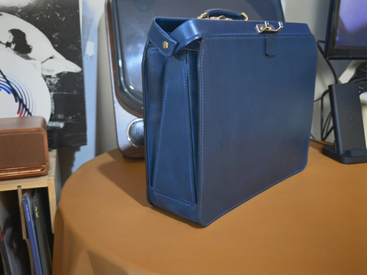 Borsa da medico in pelle blu navy fatta a mano