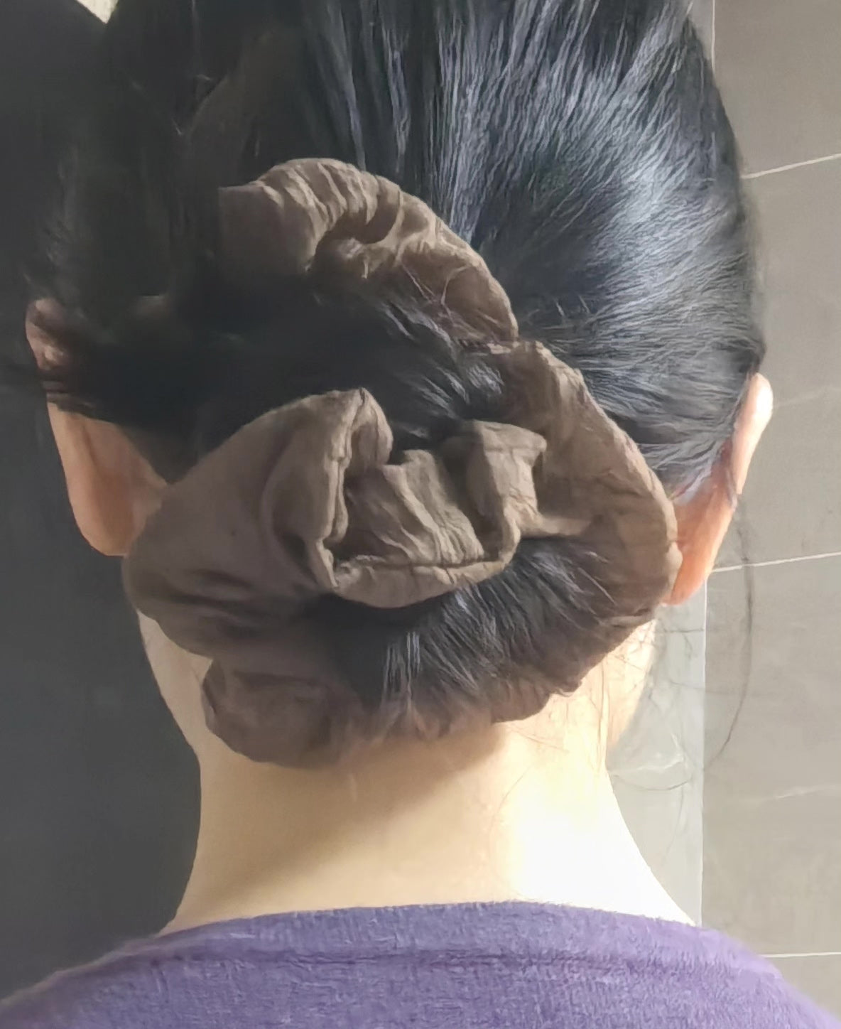 Scrunchie oversize marrone a coste