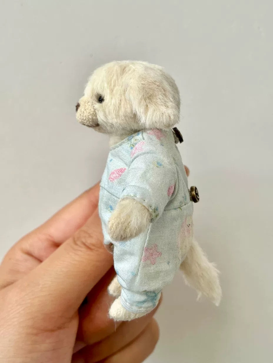 Handgemaakte Cream Knuffelhond in Blauwe romper