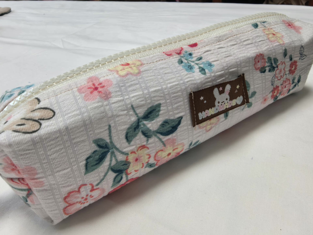 Handgefertigte Hasen-Federmappe mit Blumenprint