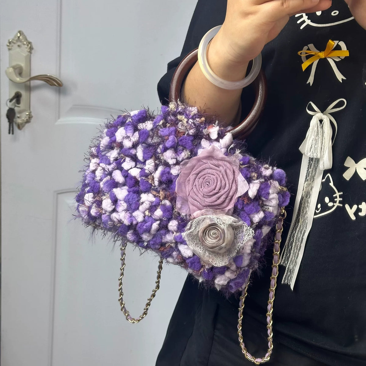 Borsa intrecciata viola con maniglie ad anello