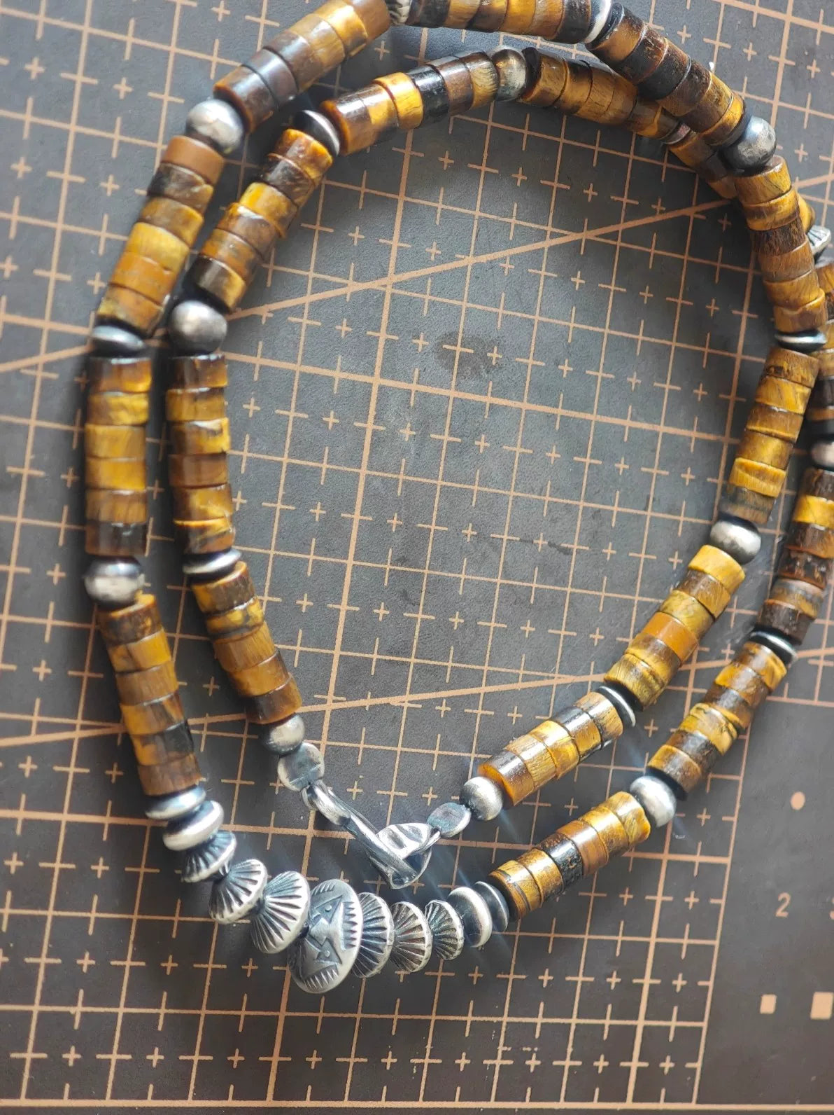 Handgjort halsband i 925 sterlvsilver med pärlor av ögonsten