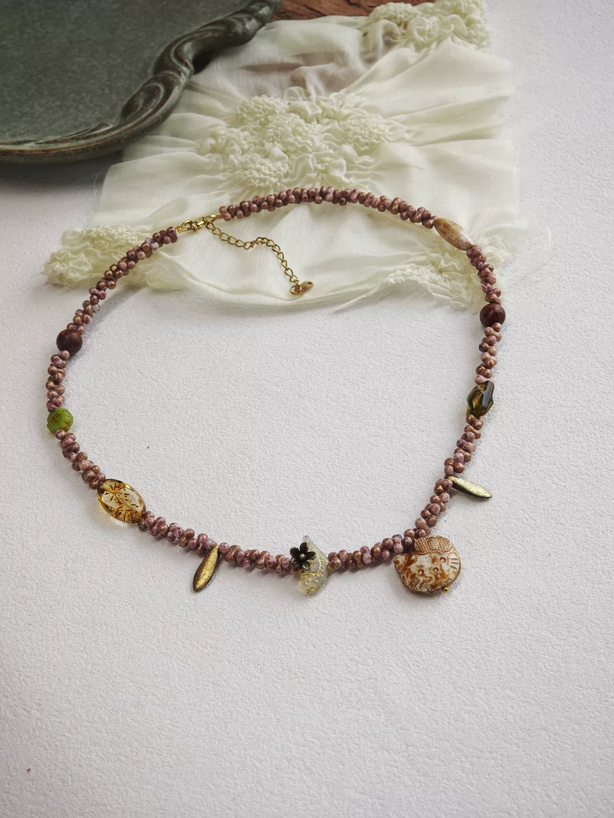 Handgjort halsband med rosa katthänge i tjeckiskt glas