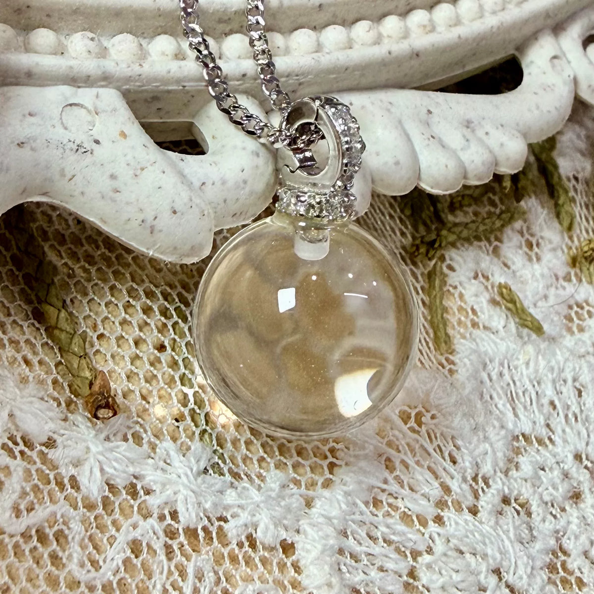 Collar con colgante de esfera de cuarzo transparente y cierre de plata