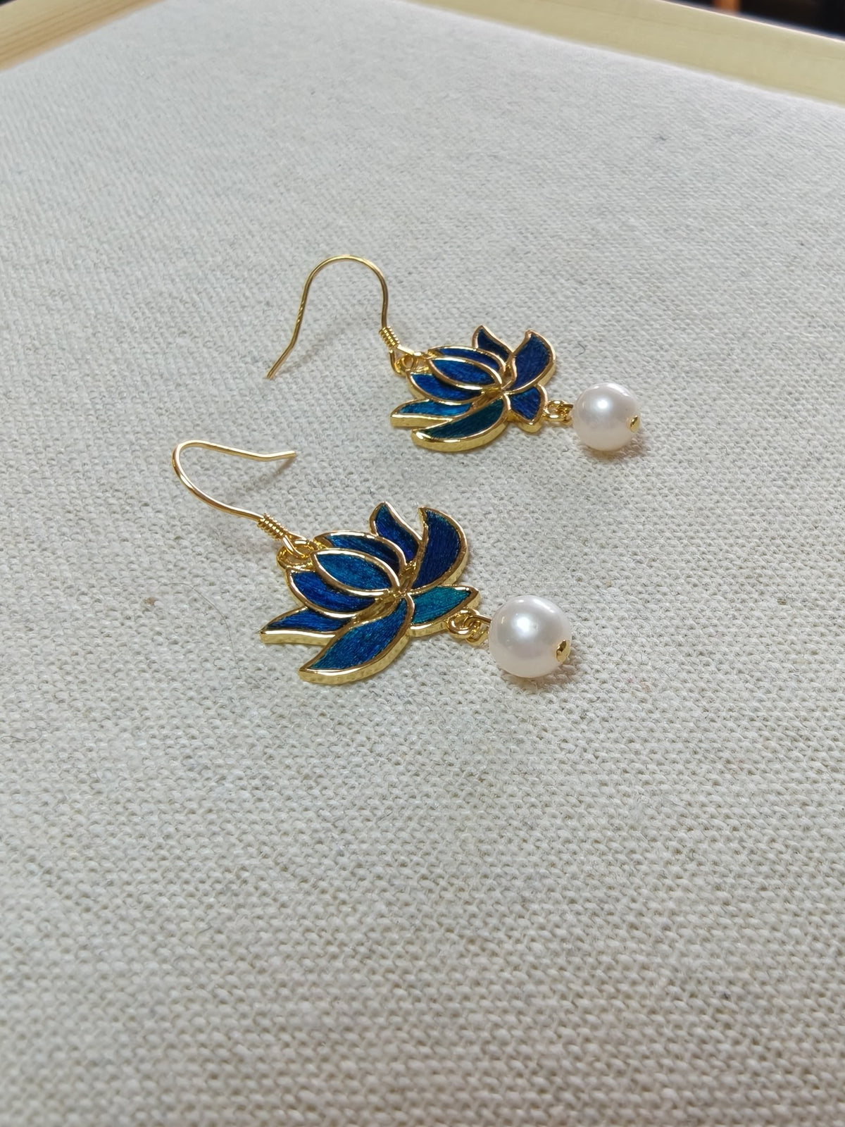 Pendientes de Loto con Pluma de Pavo Real y Perla