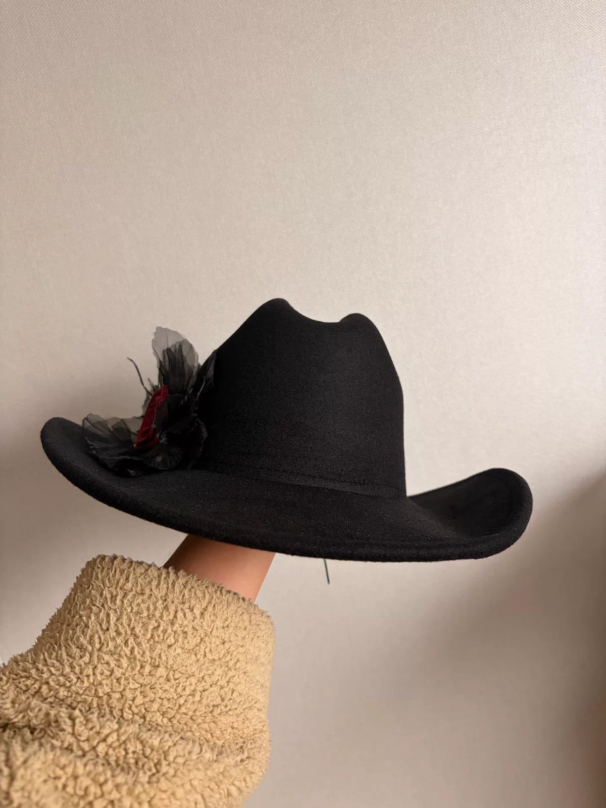 Fedora in denim nero con rosa rossa