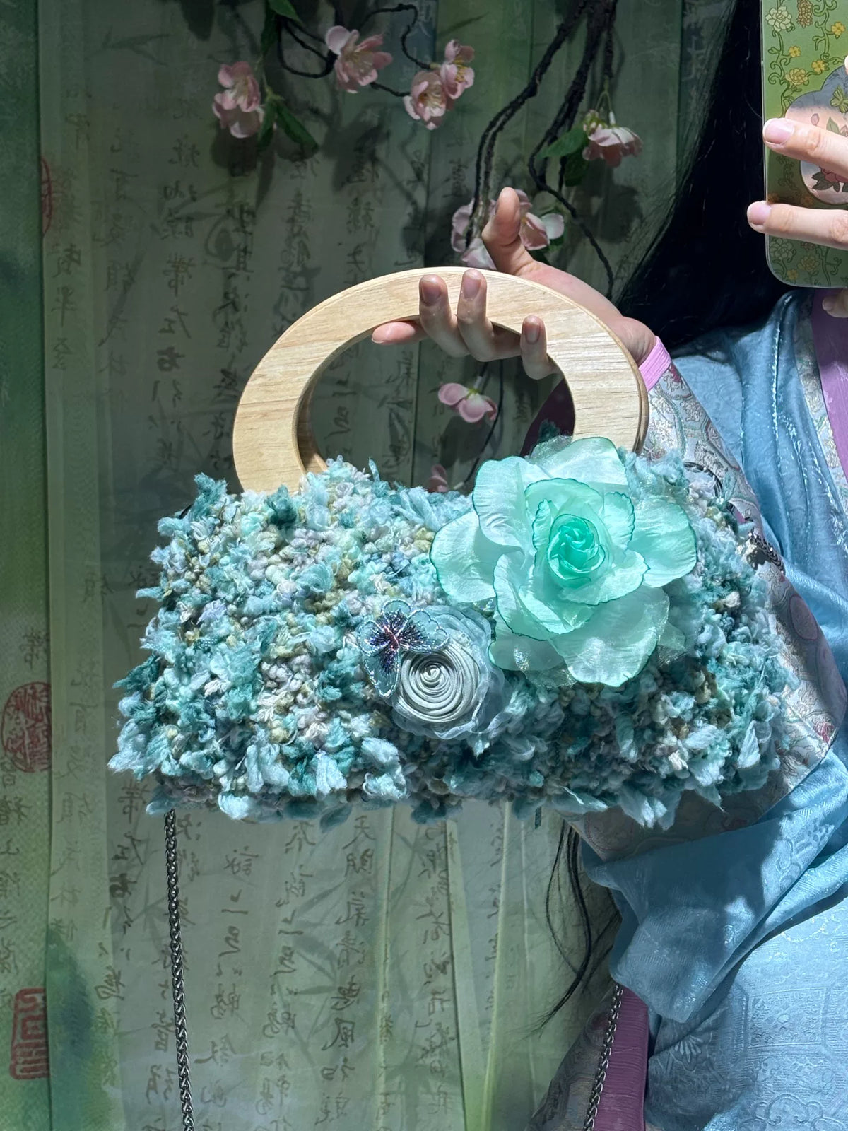 Blumige Häkel-Handtasche mit Bügelgriff