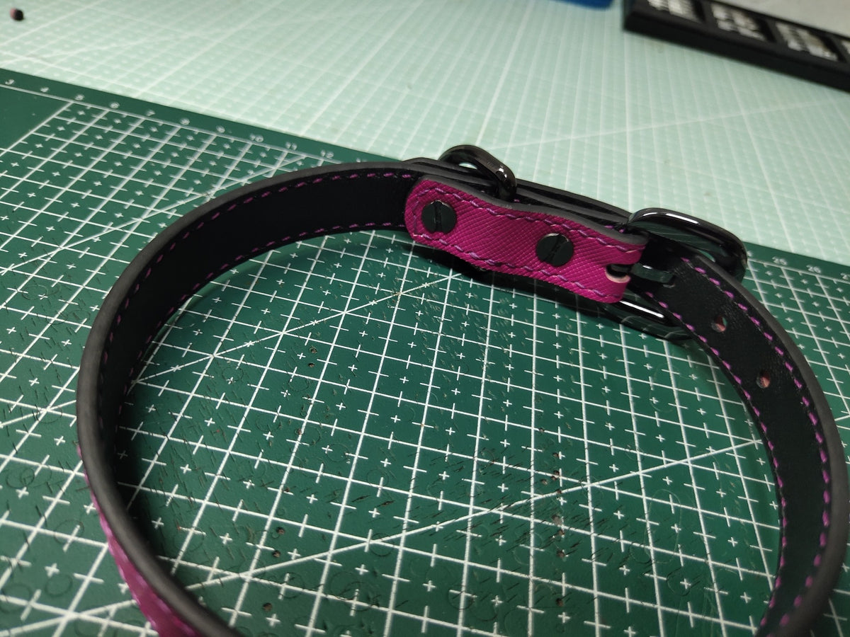 Hundehalsband aus Leder in Magenta-Lila mit schwarzer Innenseite