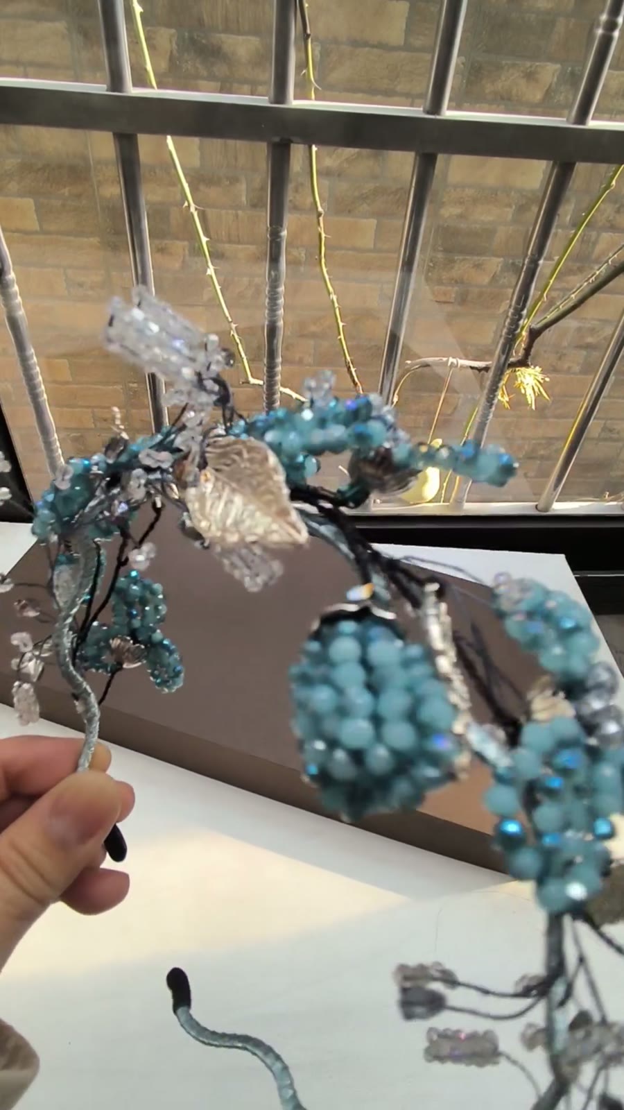 Bandeau fleuri en cristal bleu fait main