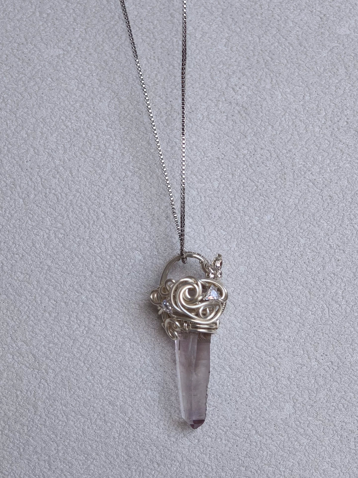 Collana con pendente in cristallo avvolto a filo