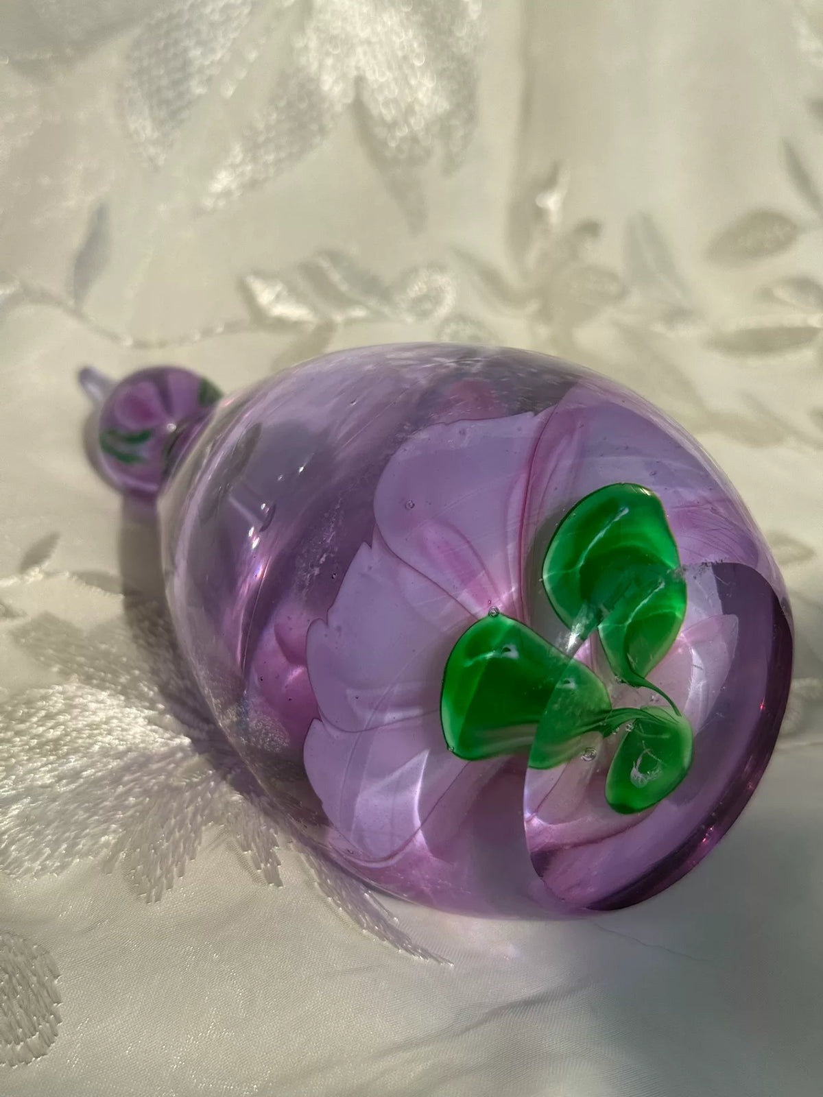 Vintage-Parfümflasche aus lila Glas mit Blumenmotiv