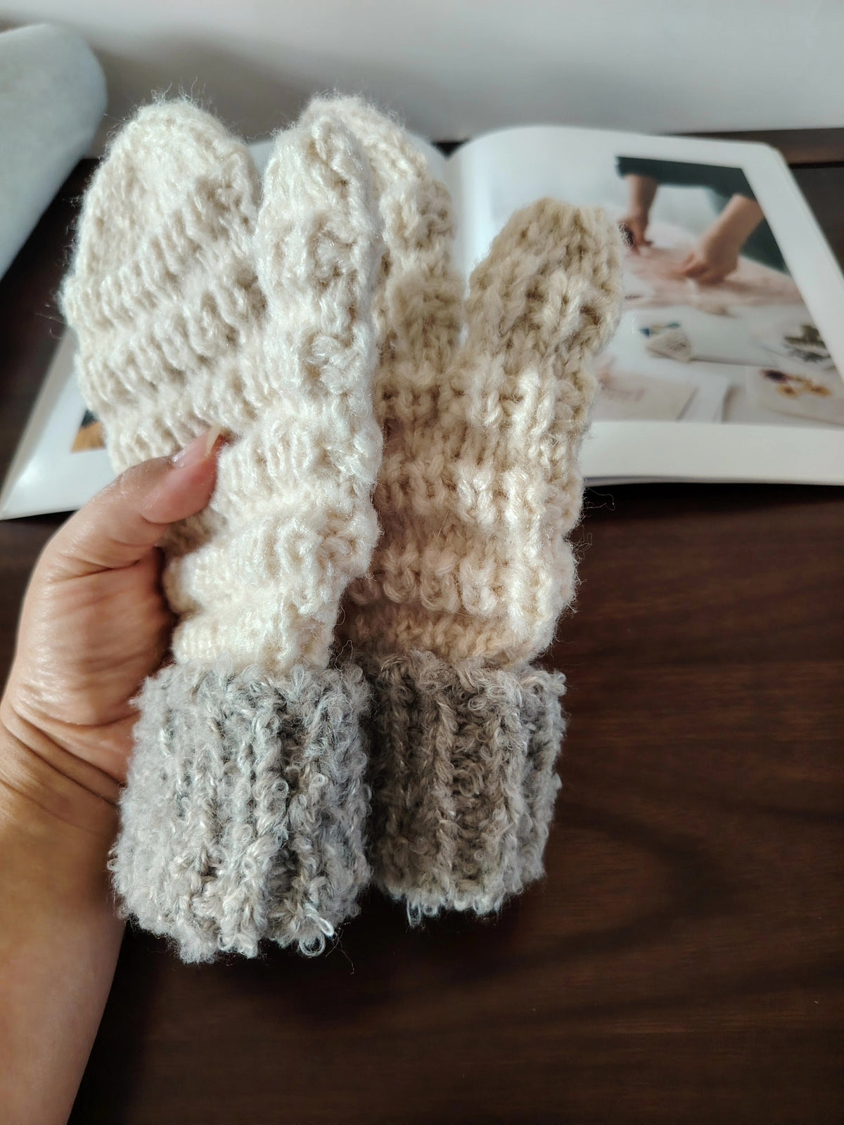 Handgestrickte Wollhandschuhe mit grauen Bündchen