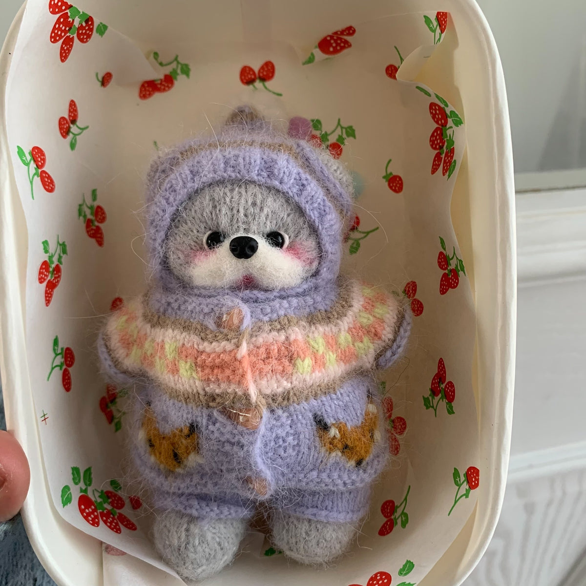 Oso tejido a mano con ropa extraíble