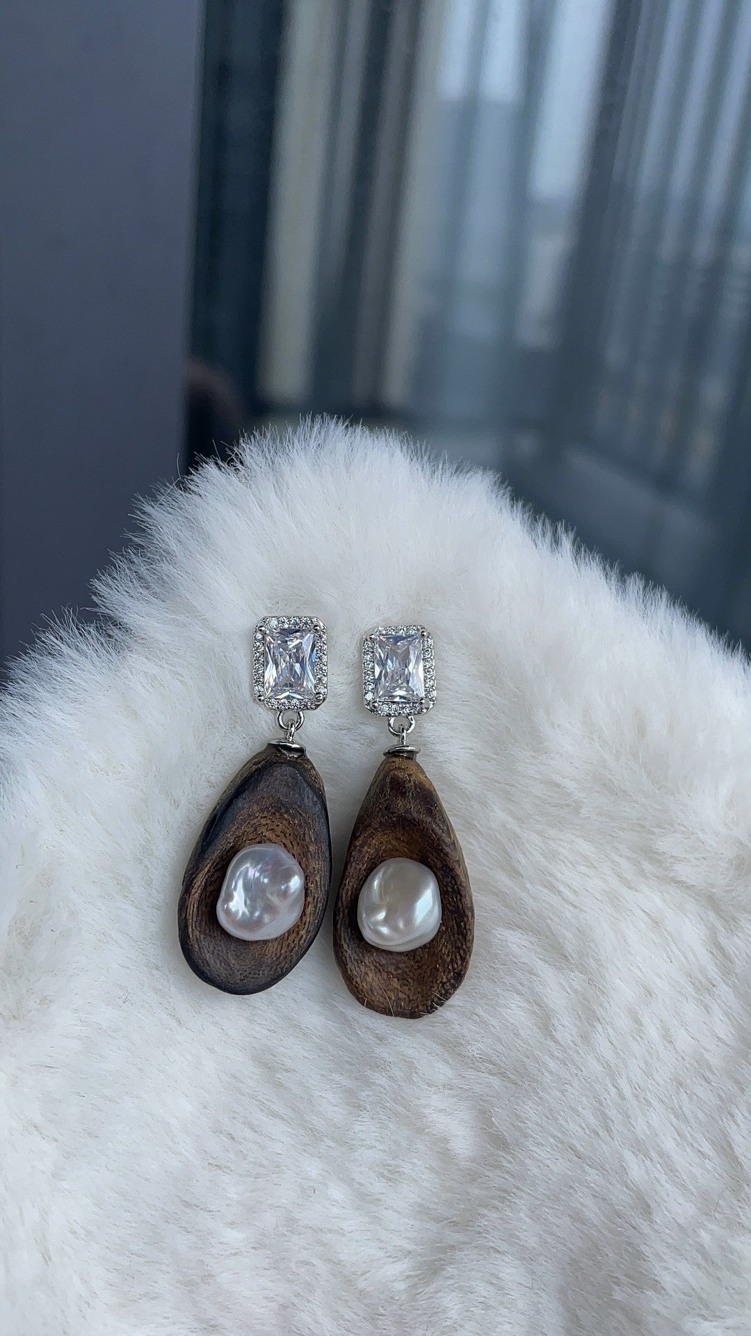 Pendientes de gota de perla barroca y madera