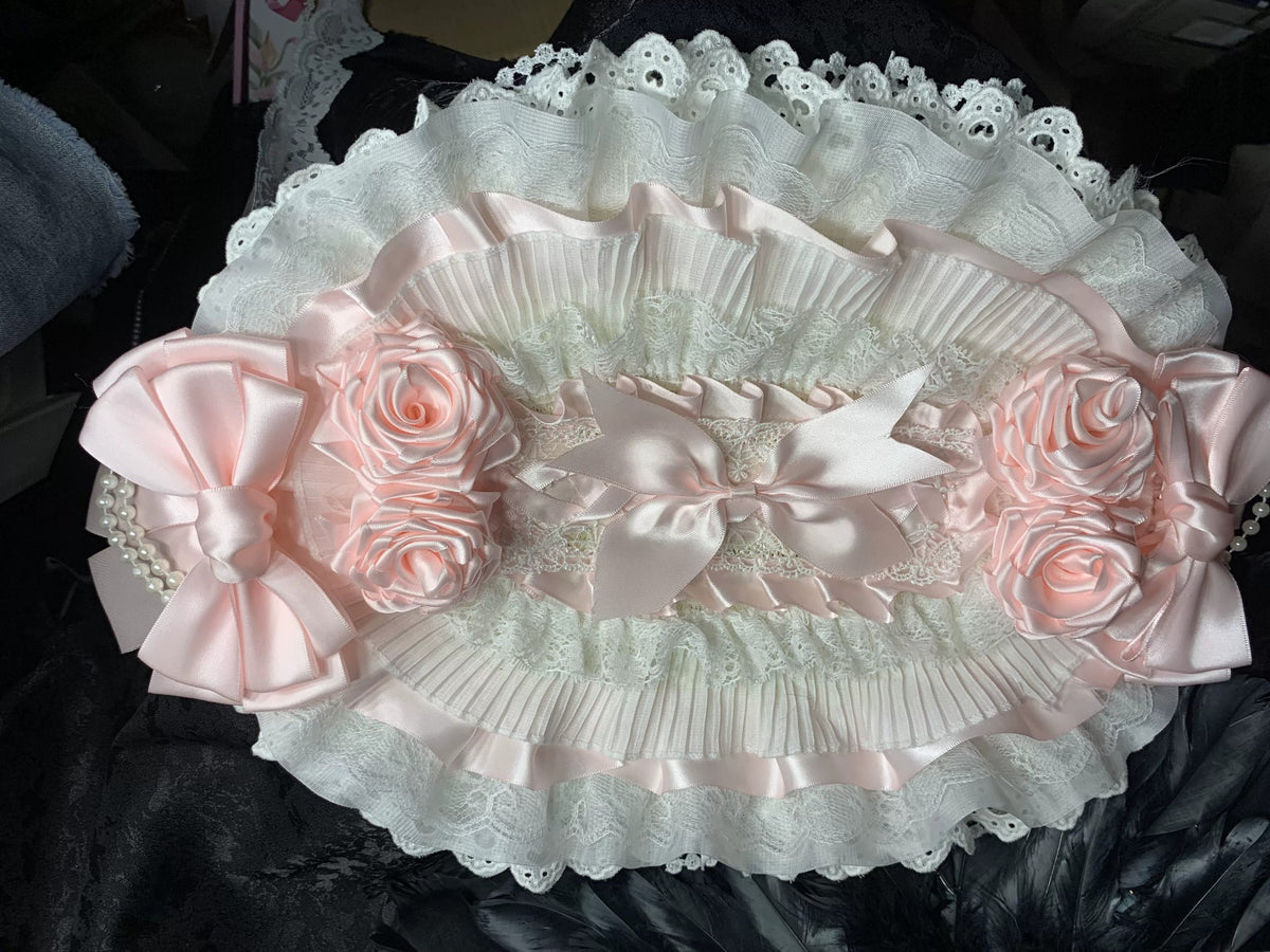 Touca de Cabeça em Cetim Rosa com Renda e Pérolas