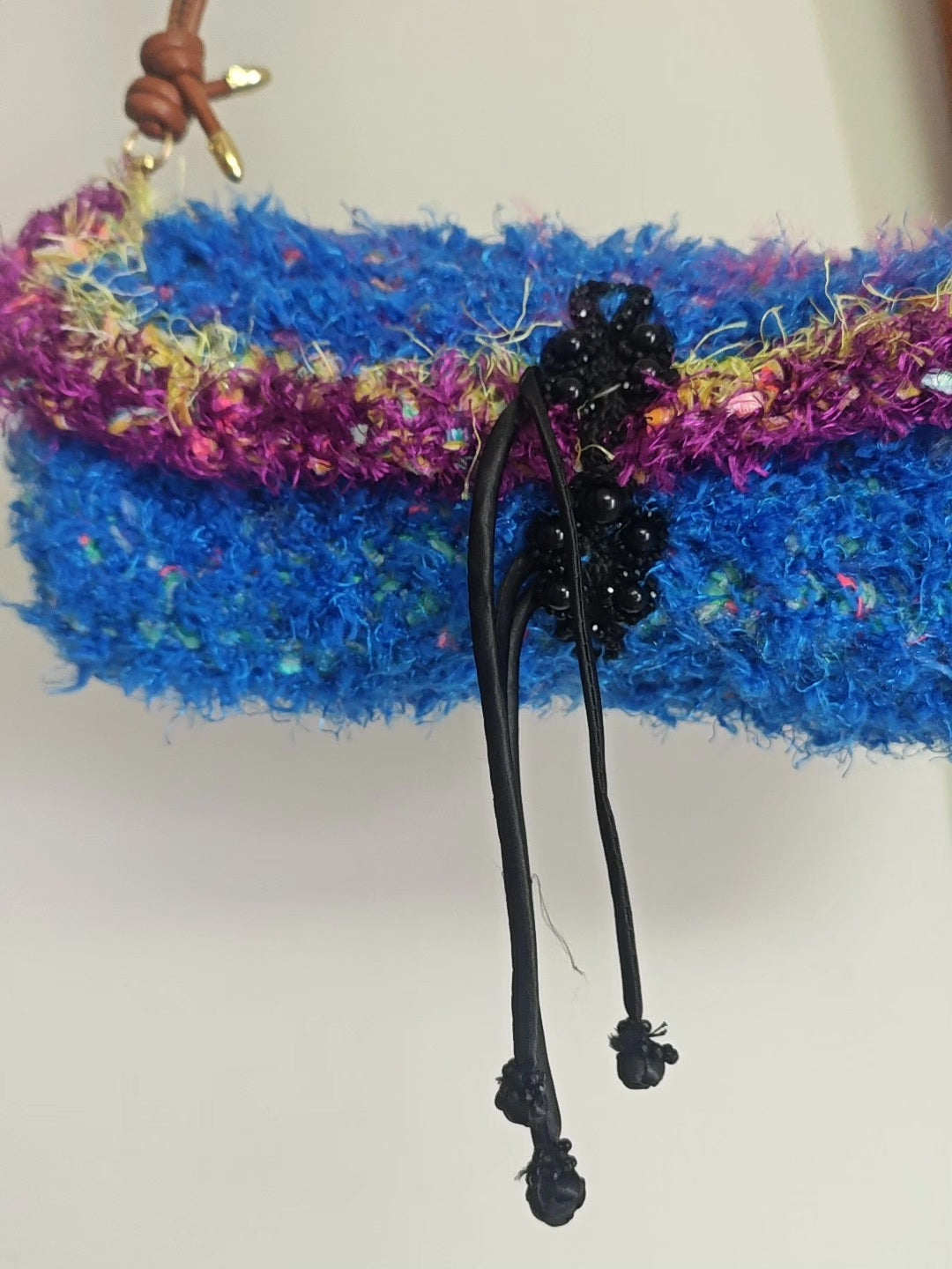 Handgestrickte Schultertasche aus Mischgarn im Baguette-Stil Blau Violett