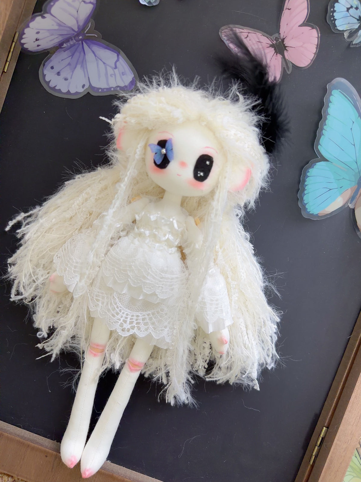 Handgefertigte Stoffkunstpuppe mit Spitzenkleid