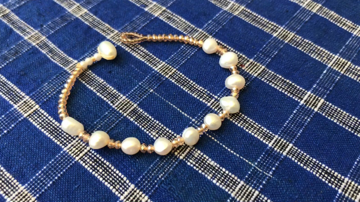 Pulsera de perlas barrocas hecha a mano con cuentas doradas