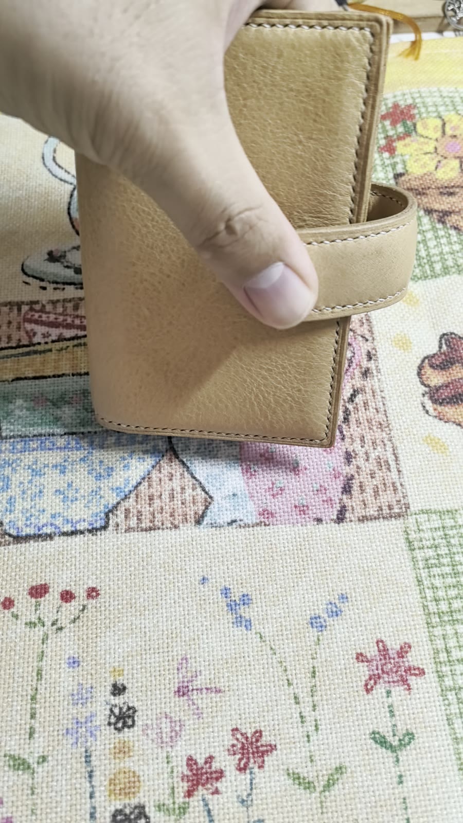 Handgestikte ringband van naturel leer, 16K