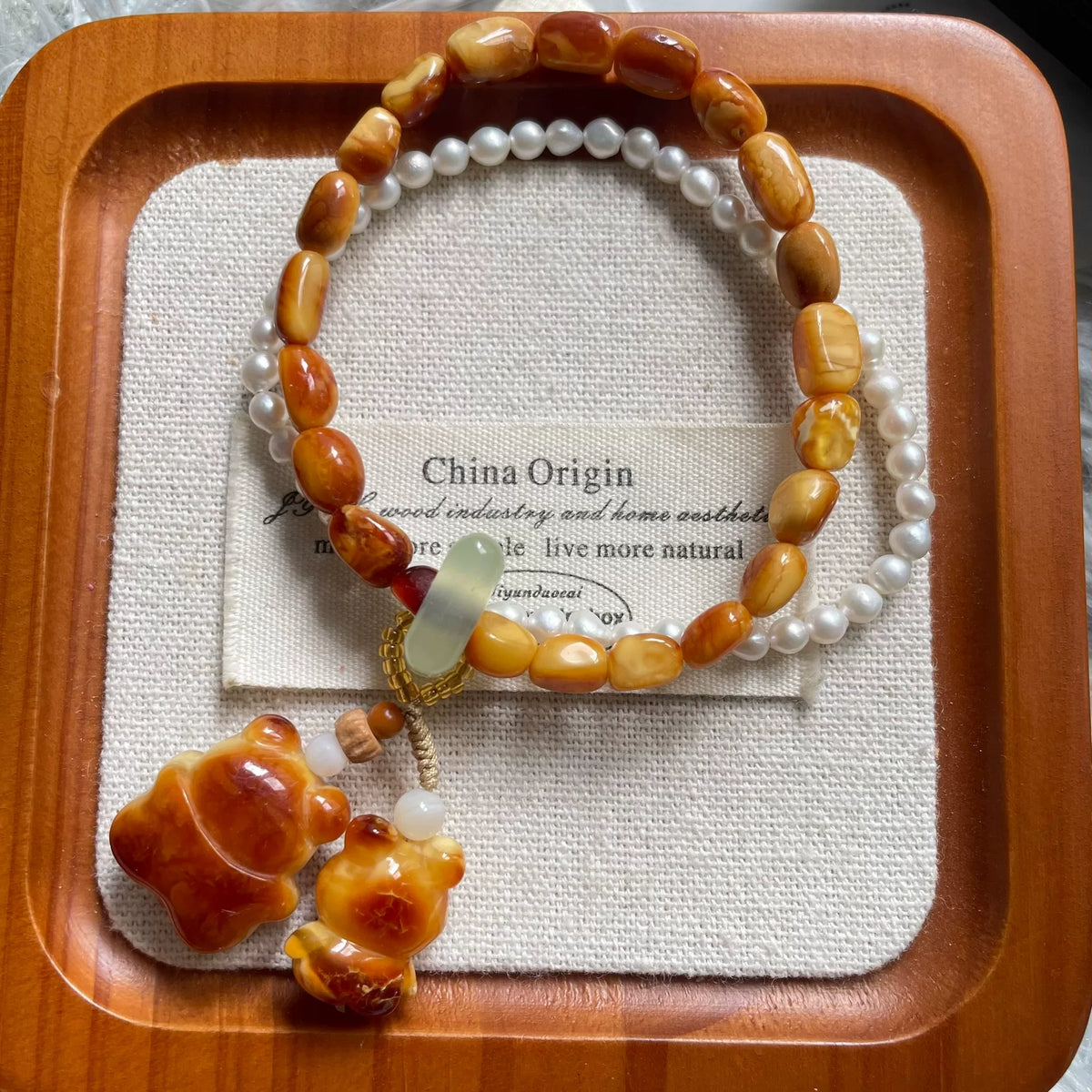 Bracelet en ambre de cire de miel, perles et ours