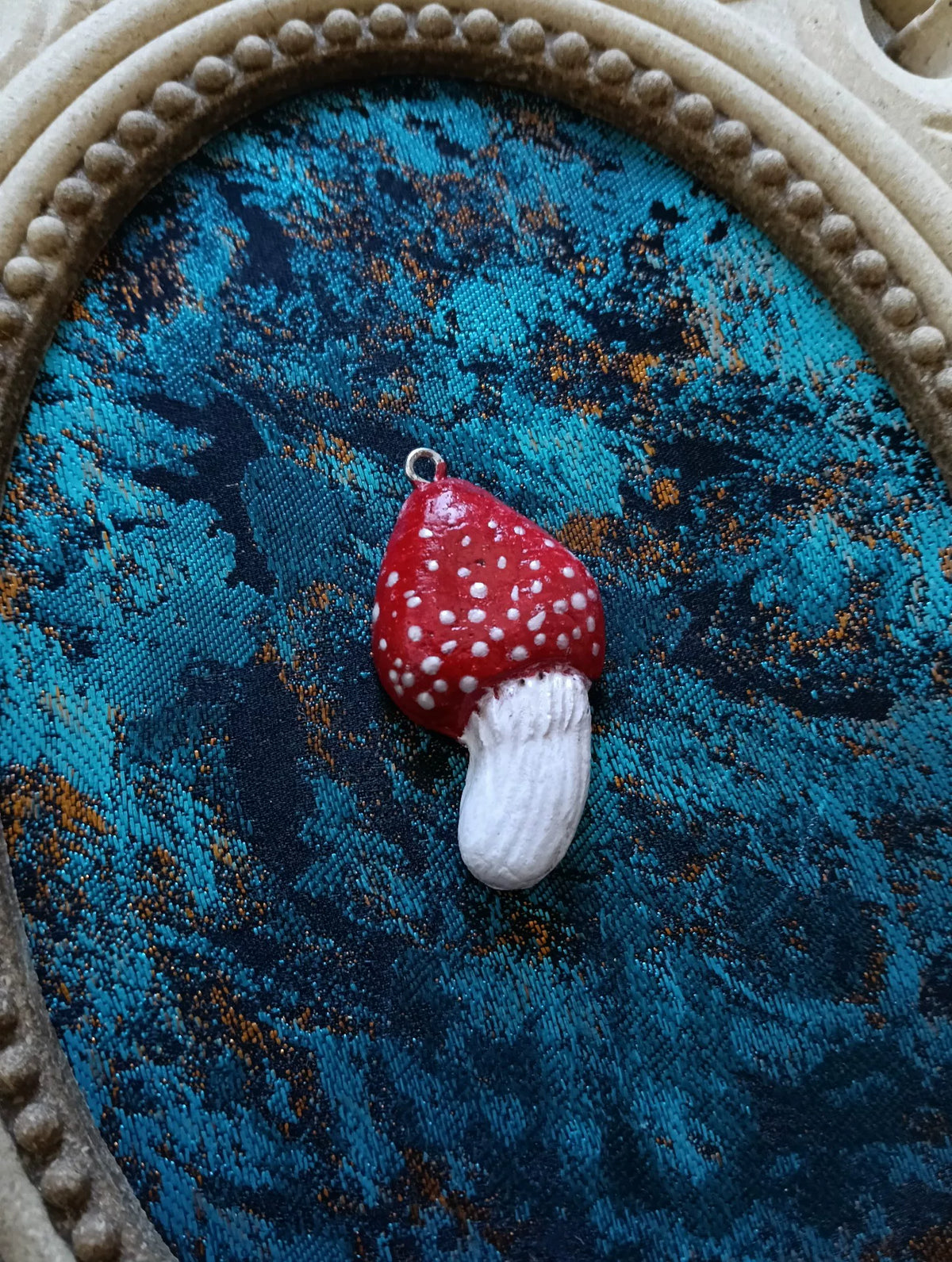 Pendentif en argile champignon rouge artisanal