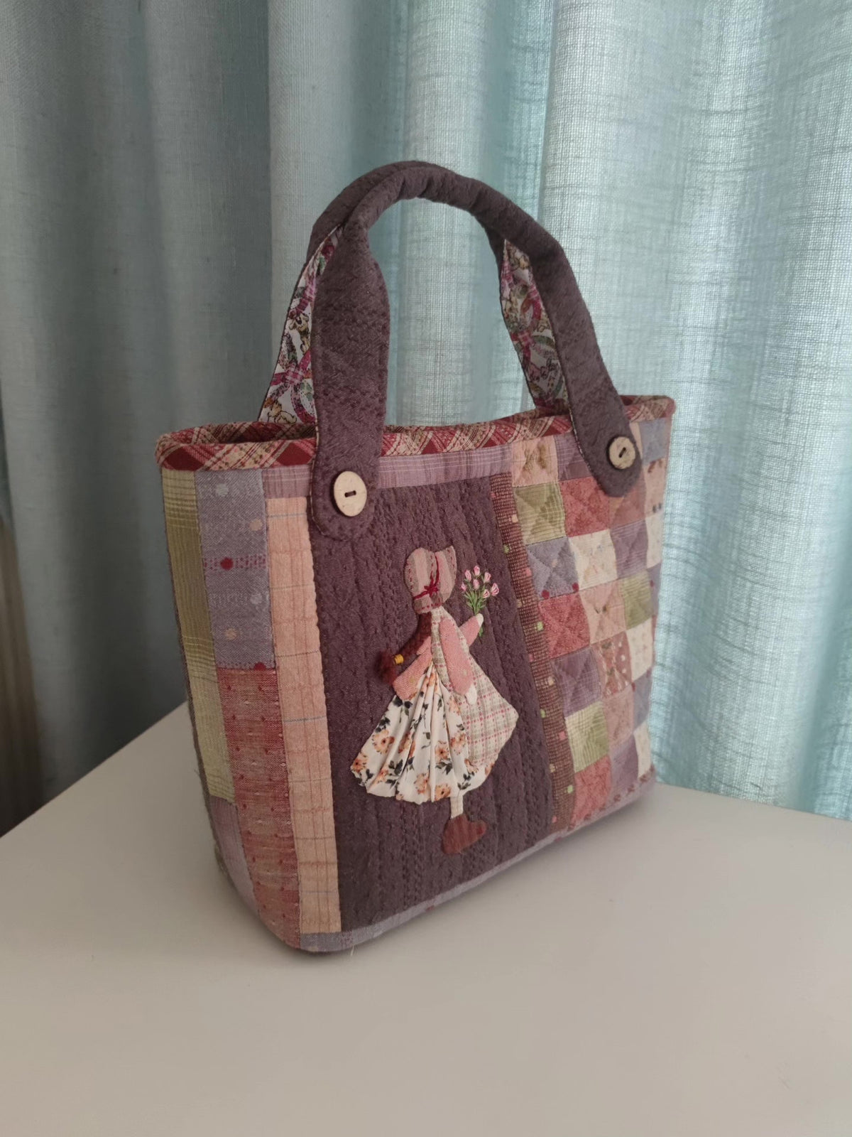 Saco de Mão em Patchwork Feito à Mão com Aplicação Sunbonnet Sue