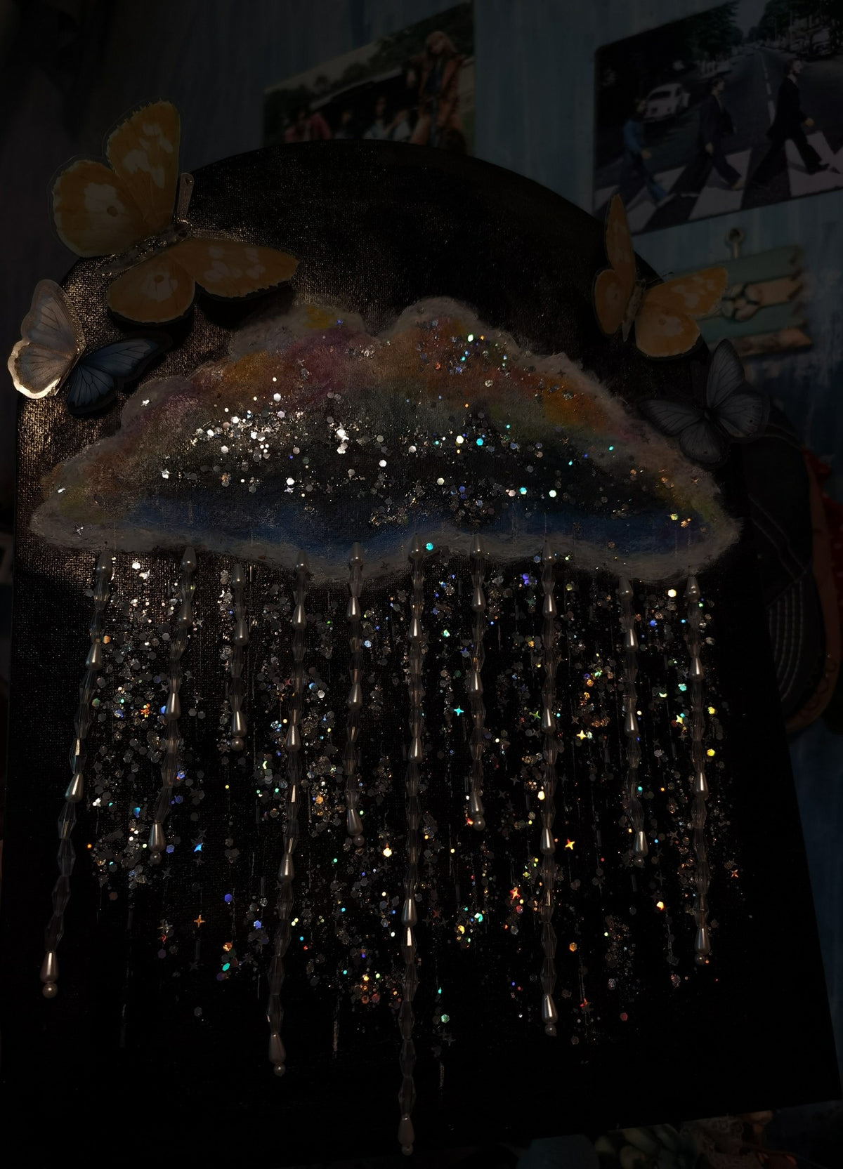 3D-Kunstbild mit Wolke, Perlenregen und Schmetterlingen