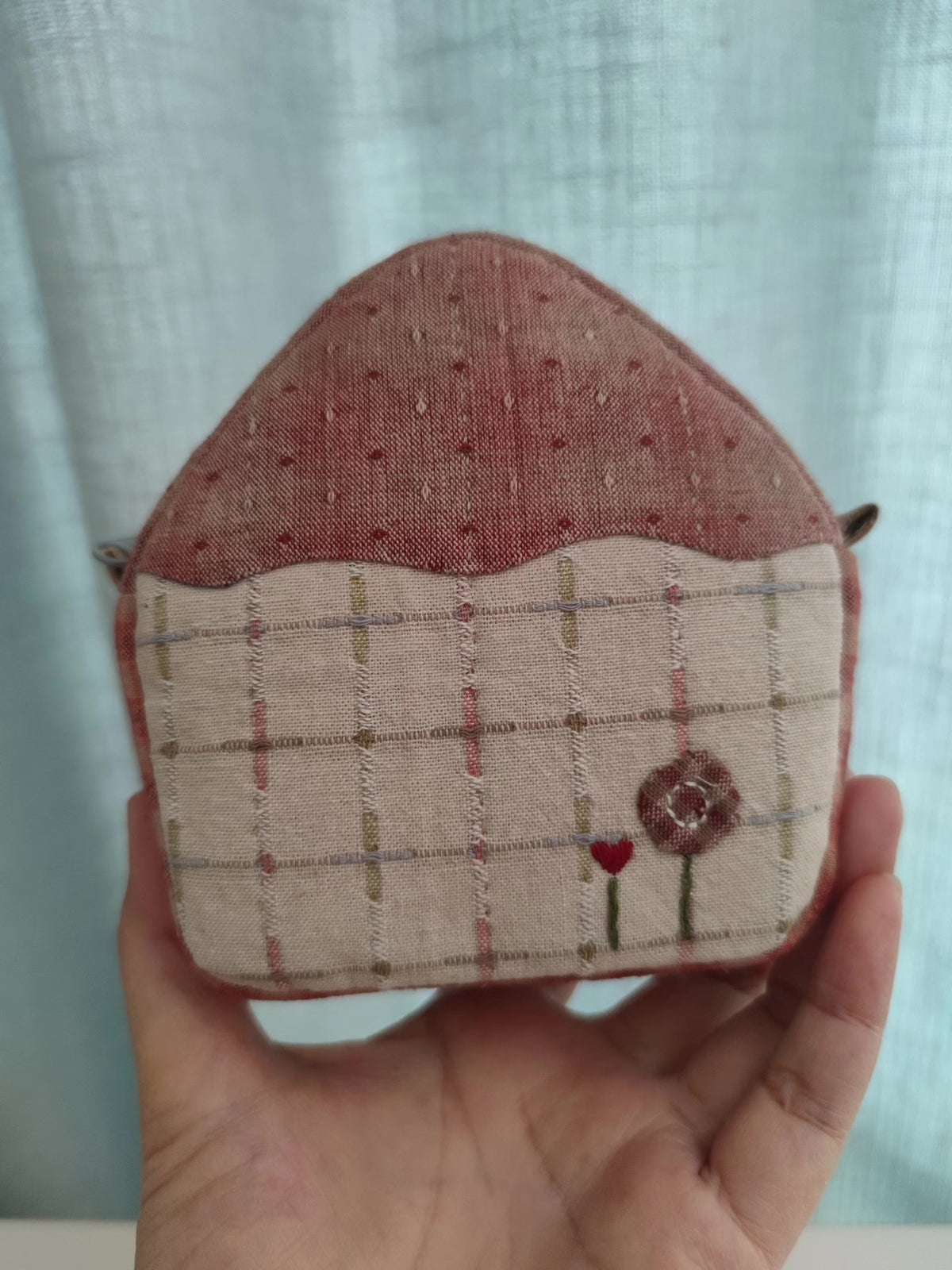 Pochette con zip artigianale in cotone a forma di casa