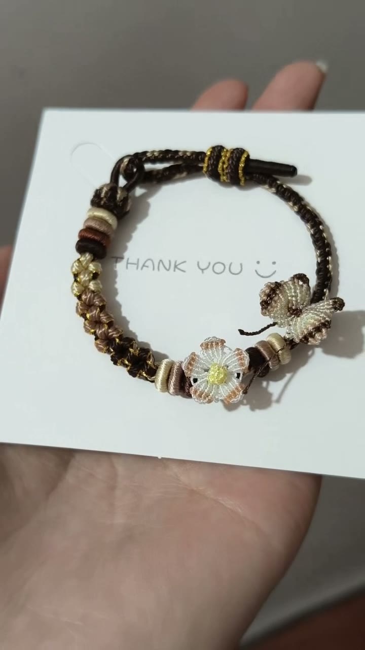 Handgjort flätat armband i brun snodd med blomberlock