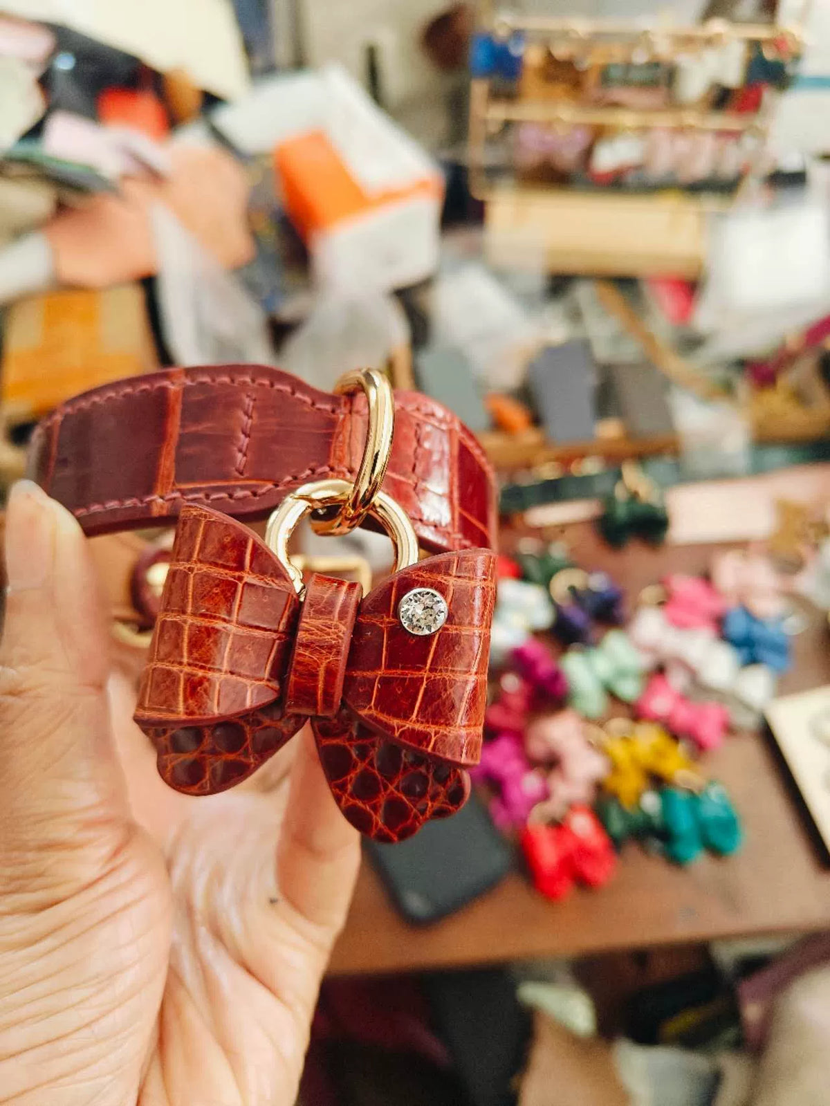 Chaveiro Wristlet em Bordô com Relevo de Crocod